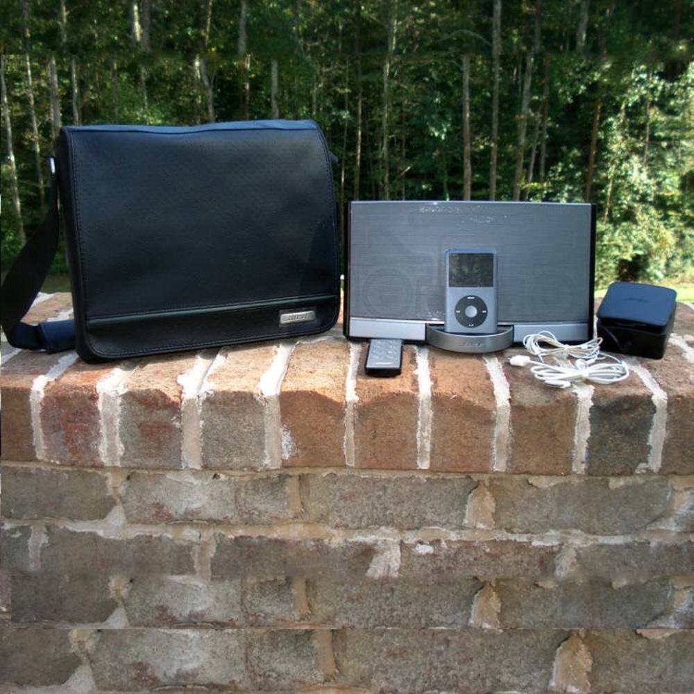 Apple iPod Classic Black (120GB) MP3 Player with Bose Sounddock Portable System